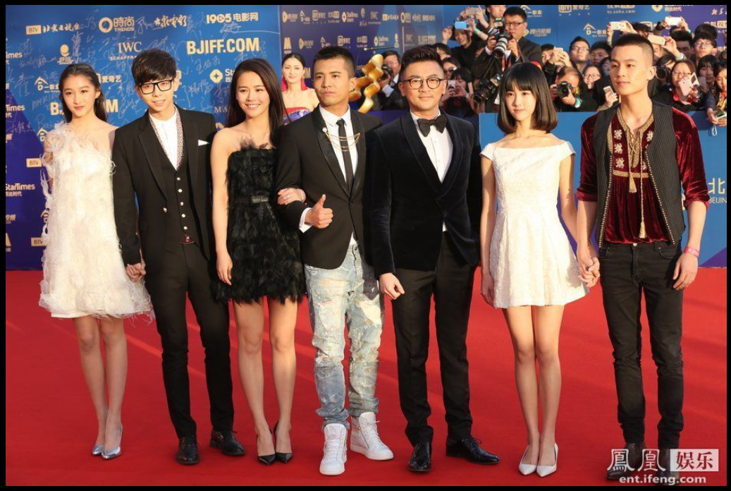 第五届北京电影节开幕红毯:蓝燕踩裙抢镜