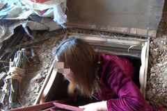 男子家中挖地窖囚禁前妻