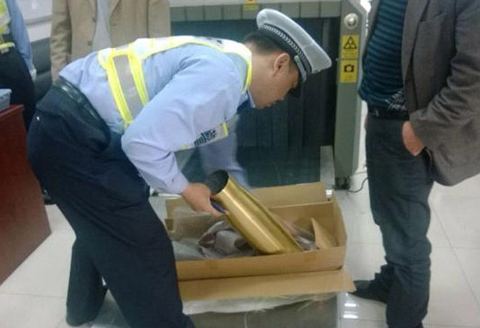 上海警方安检时查获2枚炮弹