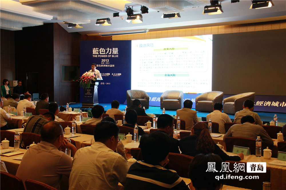 21世纪经济报道主编_图为21世纪经济报道主编刘洲伟和主持人何帆教授(3)