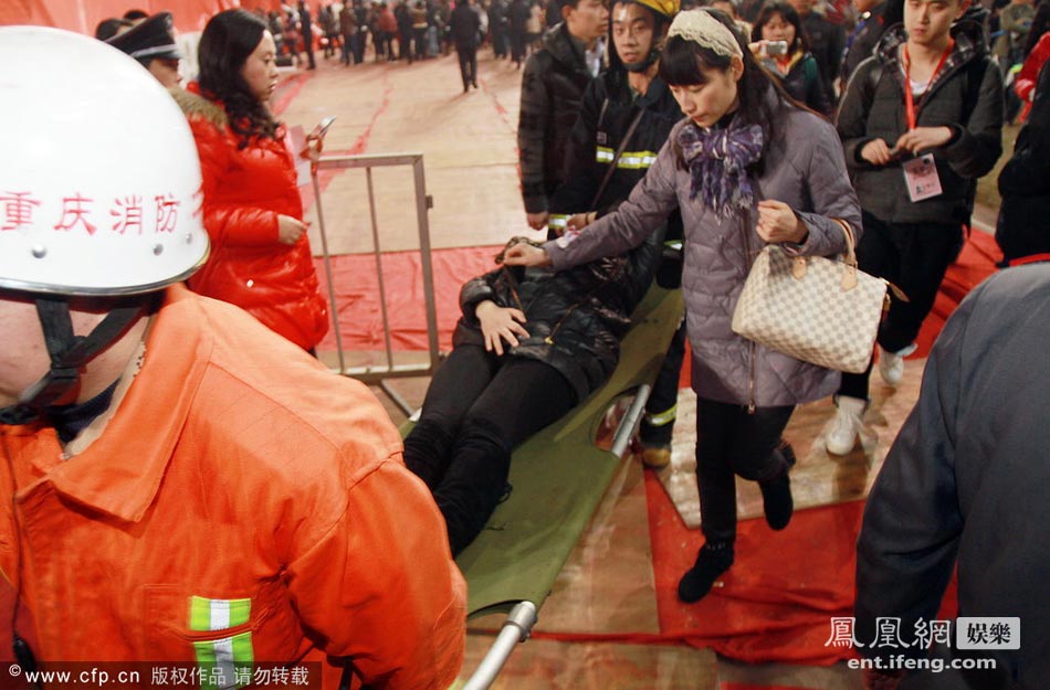 王菲重庆演唱会观众席突然垮塌 多人受伤[高清