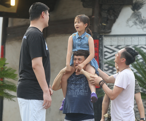 姚明和黄磊女儿多多比身高