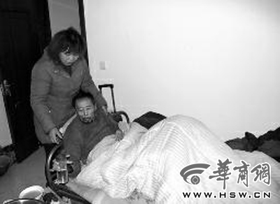 汉中市一房客身患重病卧床不起 好心房东不时