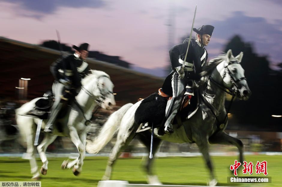 意大利宪兵骑士策马奔腾 纪念宪兵军团建立200周年