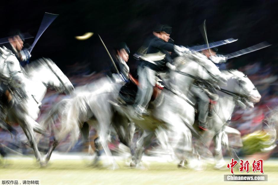 意大利宪兵骑士策马奔腾 纪念宪兵军团建立200周年