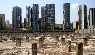 重庆数百建筑预留墩林立 酷似“墓碑”场面壮观