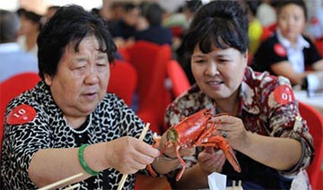 开发商请购房者吃自助餐遭疯抢 餐后现场一片狼藉