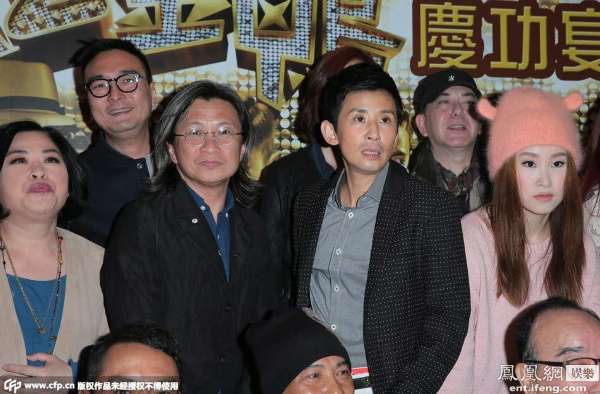 《12金鸭》庆功宴 吴君如女扮男装被扒衣摸身