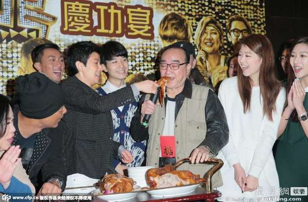 《12金鸭》庆功宴 吴君如女扮男装被扒衣摸身