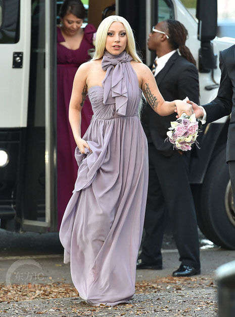 Lady Gaga为好友当伴娘 打扮清纯甘当配角
