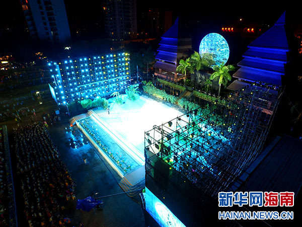 2015中国海南七仙温泉嬉水节大型文艺晚会现场.新华社记者 魏骅 摄