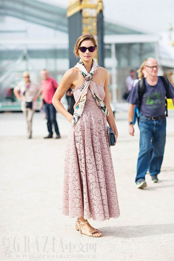 谁说丝巾过时了?N种5秒速成春季系法大比拼!