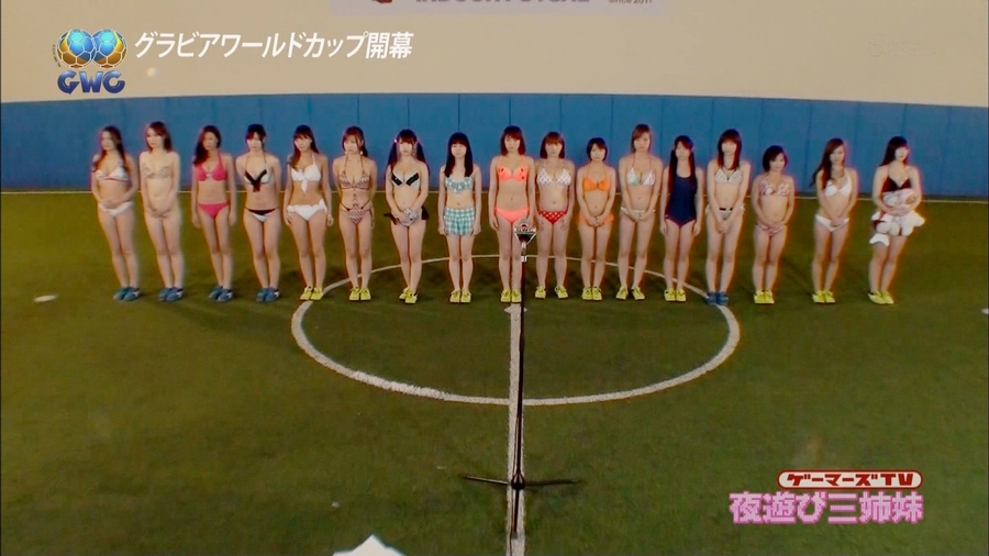 日本演艺界<em>游戏</em>派对 女优穿比基尼玩FIFA13_
