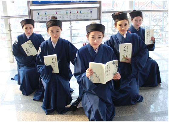 五个相貌美艳非常的道姑