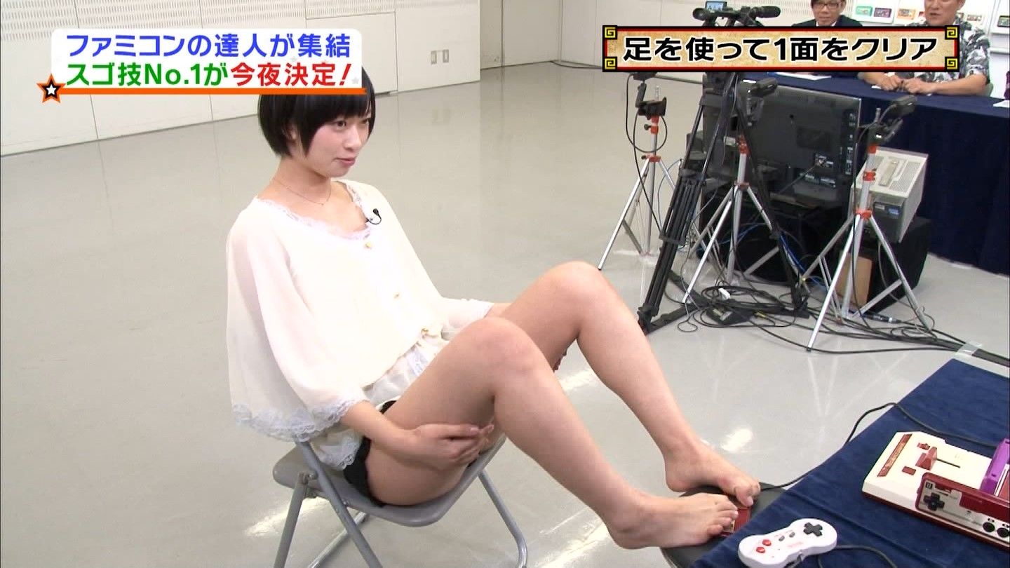 日本写真女星性感挑战用双脚玩FC游戏_游戏频