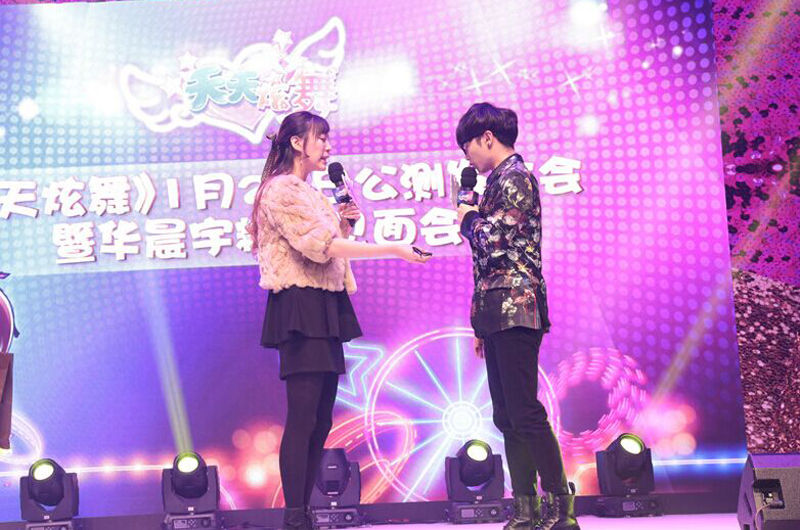 "白富美"赠送华晨宇兰博基尼车钥匙.高清图片
