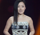 杨钰莹镂空裙隐现美腿
