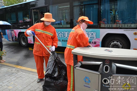 南京环卫工、停车收费员:辛苦不怕,希望多一份