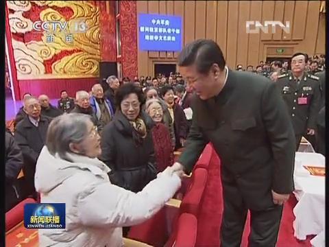 习近平与毛泽东女儿李敏握手