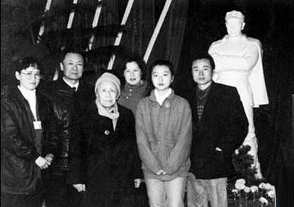 毛远新正帮助女儿学习英语