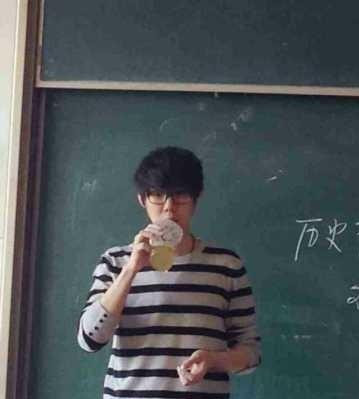 辽宁大学教古代文学老师赵毓龙讲课间隙正在喝饮料.