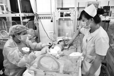 患溶血症 出生不到3小时熊猫血宝宝大换血
