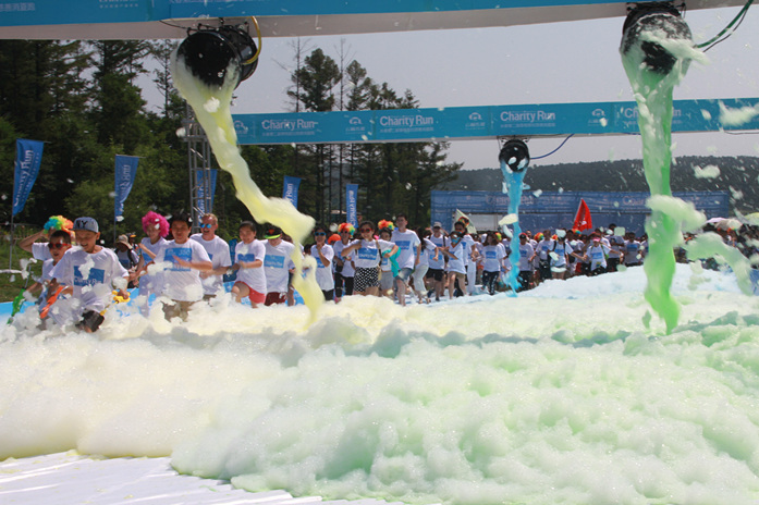中外友人长春森林“泡泡跑”度炎热夏日_辽宁频道_凤凰网