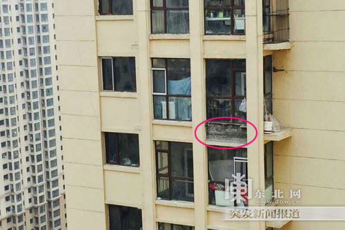 民生尚都小区一高层24楼墙体部分脱落 三车被
