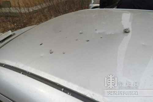 民生尚都小区一高层24楼墙体部分脱落 三车被