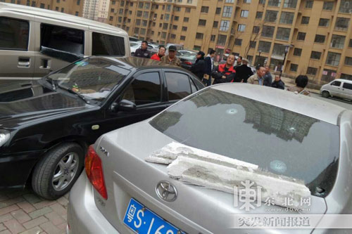 民生尚都小区一高层24楼墙体部分脱落 三车被