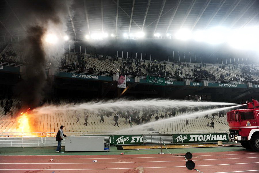 希腊联赛现暴力冲突 球迷打砸火光冲天(组图)