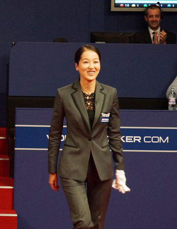 <em>斯诺克世锦赛</em>-两位美女裁判同时执法[高清]