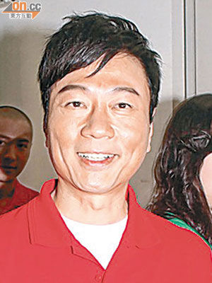 黎耀祥否认学古天乐晒黑 羡慕陈豪有钱