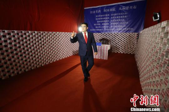 陈光标堆砌16吨钞票宣传经济普查:欢迎来查(图)