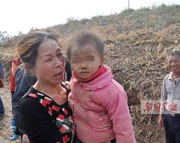 小美的母亲抱着失而复得的孩子喜极而泣。