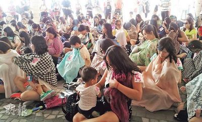 香港70名妈妈街头“快闪”喂母乳促港府保障权益