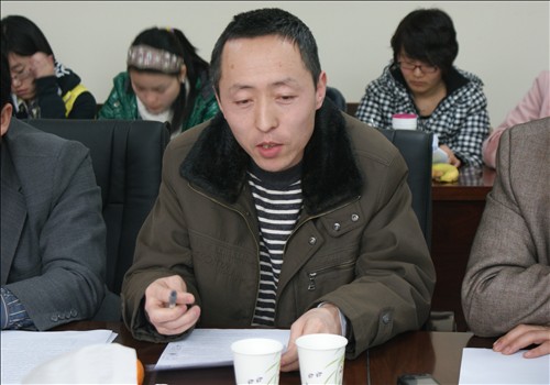 政治经济学院教师孟宏斌发言