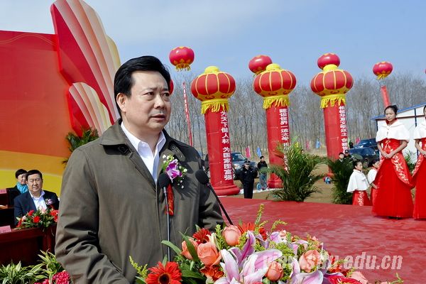 李群代表中共青岛市委、青岛市人民政府对山东大学青岛校...