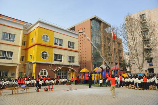 西工大幼儿园举行消防演习