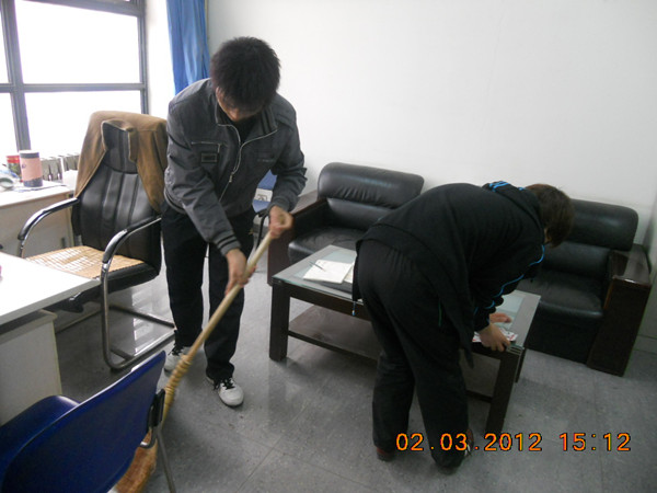 支部的同学们在打扫办公室