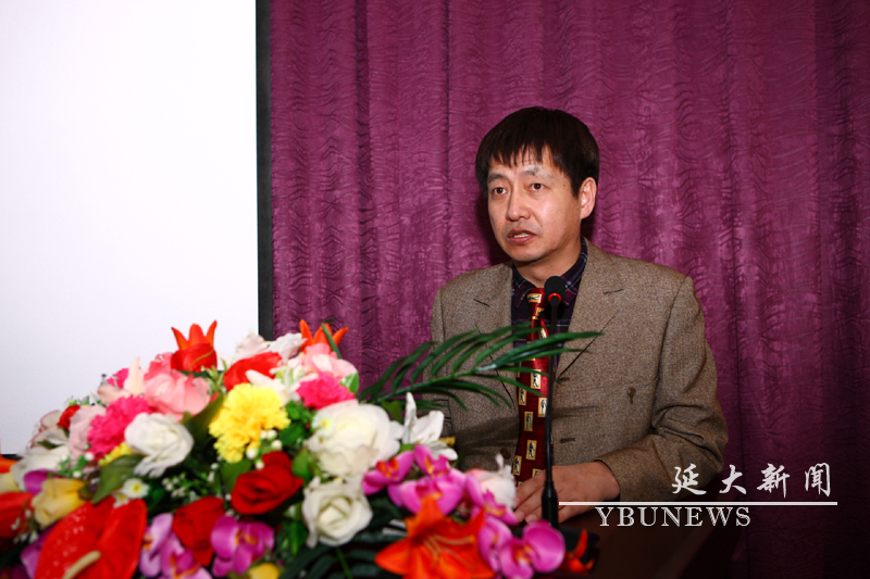 民族研究院副院长许明哲主持会议