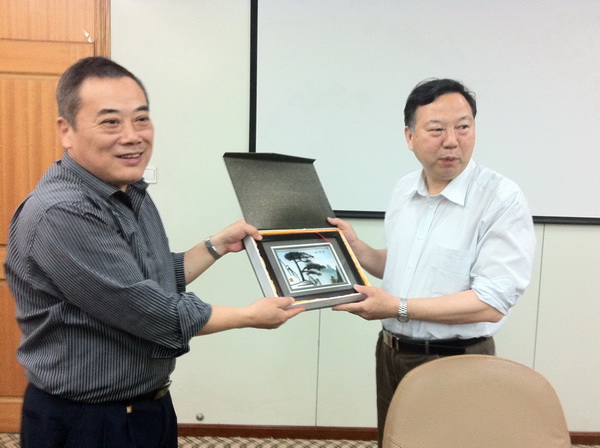 陈子辰和陈朝阳代表双方互赠纪念品