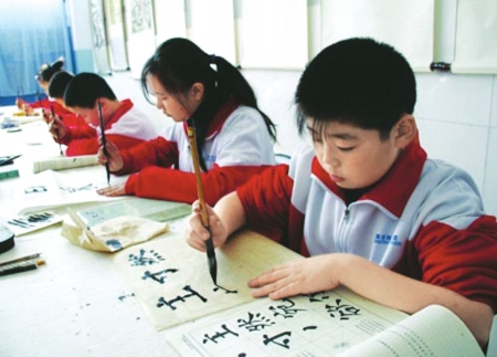 学生练书法.图据《华西都市报》.