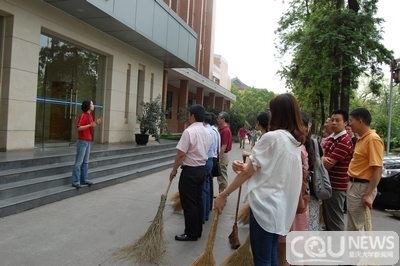 美化办公环境 共建文明校园 教务处党支部开展