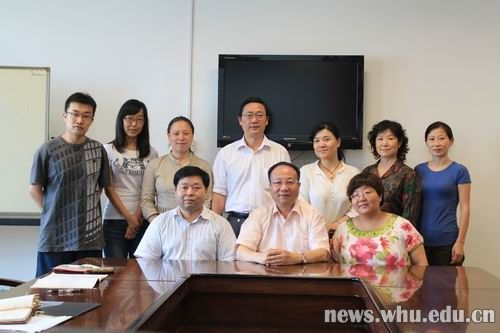 熊俊师傅就是其中的一个典型,他爱岗敬业,全心全意为师生服务,我们要