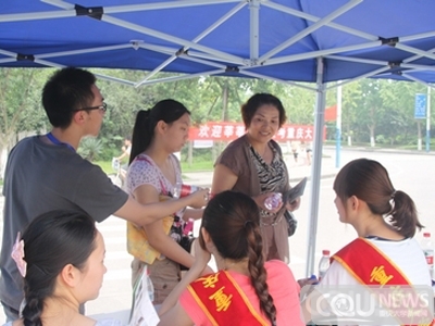 重庆大学校园开放日虎溪校区接待站喜迎考生