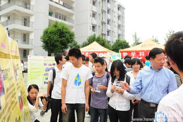学校举办暑期社会实践成果展
