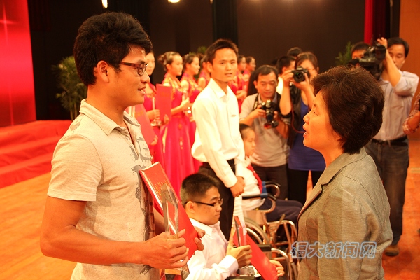 福大在省首届励志校园·感动海西学生资助公