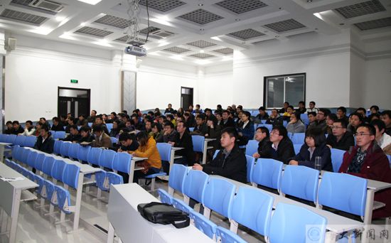 校长王祖温为新入职教师作专题讲座