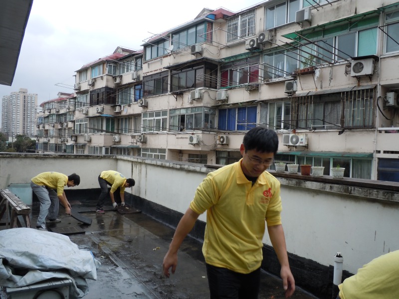 机械学院学生党员以志愿服务贯彻党的十八大精